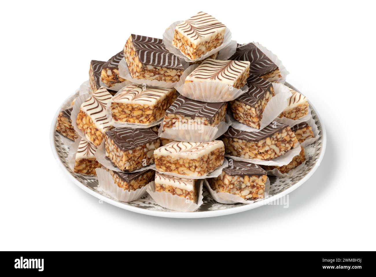 Assiette avec des biscuits au chocolat marbré marocain blanc et brun en gros plan isolé sur fond blanc Banque D'Images