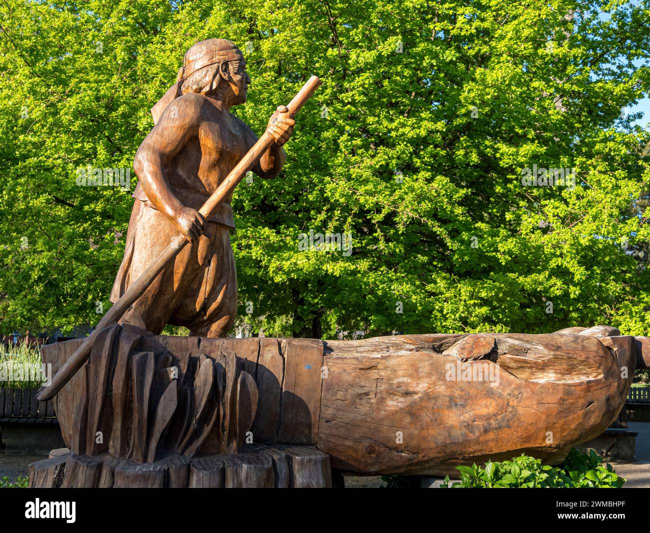 Sculpture en bois de l'homme dans un bateau, place centrale, plaza de armas, Pucon, la Auracania, Chili Banque D'Images