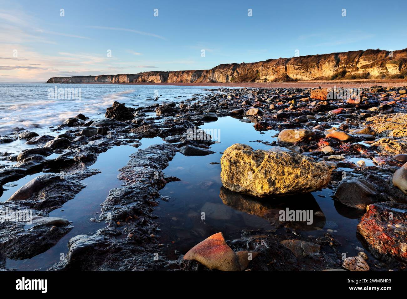 Colorful Rocks on the Blast Beach, Seaham, comté de Durham, Royaume-Uni Banque D'Images
