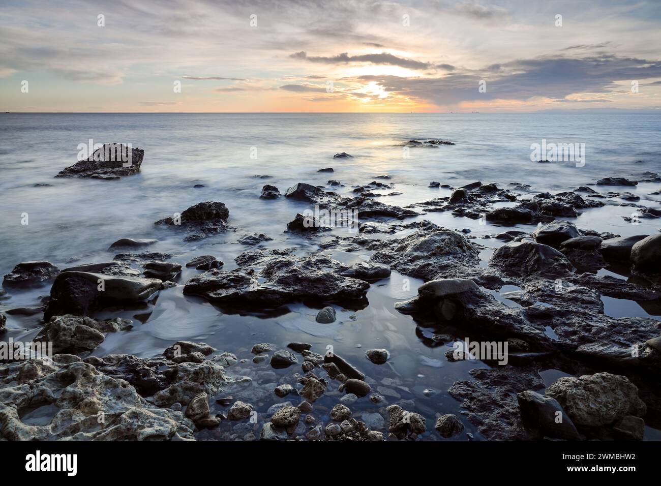 Sunrise on the Blast Beach, Durham Heritage Coast, Seaham, comté de Durham, Royaume-Uni Banque D'Images