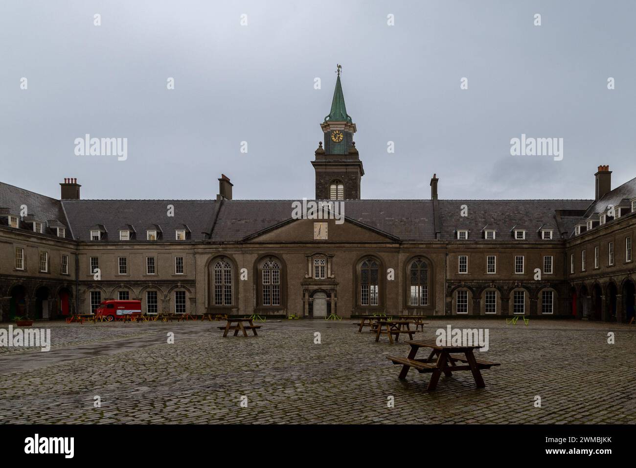 Dublin, Irlande - 21 janvier 2024 : Cour intérieure de l'Irish Museum of Modern Art (IMMA) située dans l'ancien Royal Hospital Kilmainham Banque D'Images