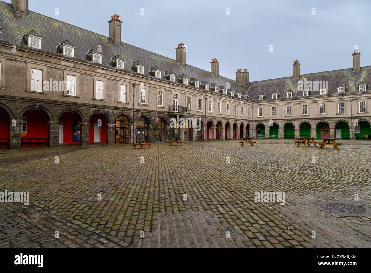 Dublin, Irlande - 21 janvier 2024 : Cour intérieure de l'Irish Museum of Modern Art (IMMA) située dans l'ancien Royal Hospital Kilmainham Banque D'Images