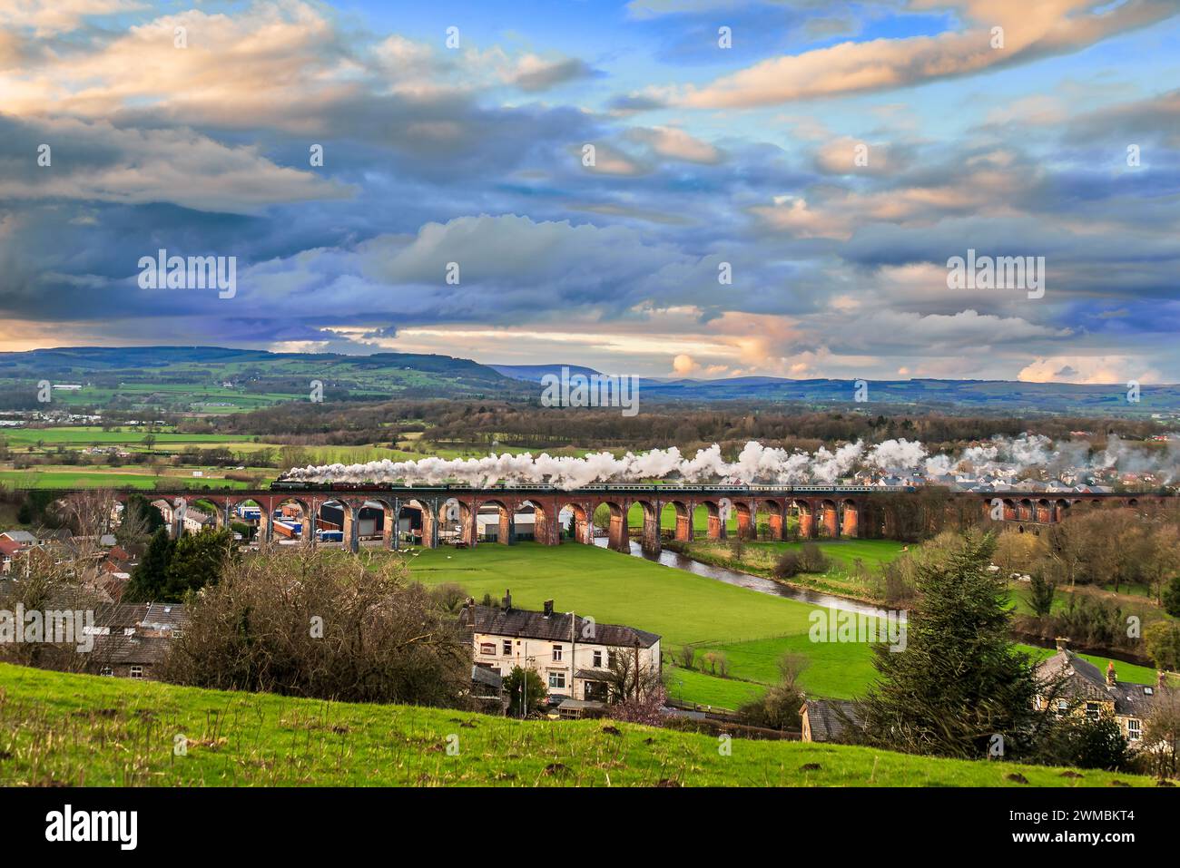 Le Settle and Carlisle Winter Express transporté par Tangmere une locomotive à vapeur de classe Battle of Britain. Vu ici traversant le viaduc de Whalley Arches Banque D'Images