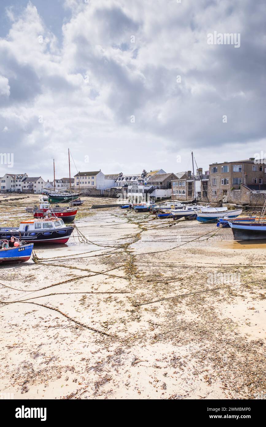 Bateaux de pêche à marée basse - Hugh Town, île de St Mary's, îles Scilly (Royaume-Uni) Banque D'Images