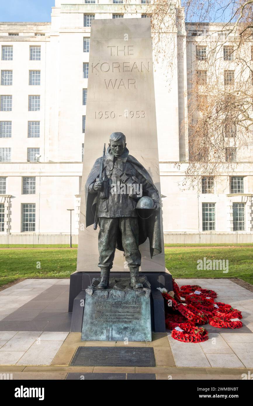 Mémorial de la guerre de Corée à l'extérieur du bâtiment du ministère de la Défense à Whitehall conçu par Philip Jackson Banque D'Images