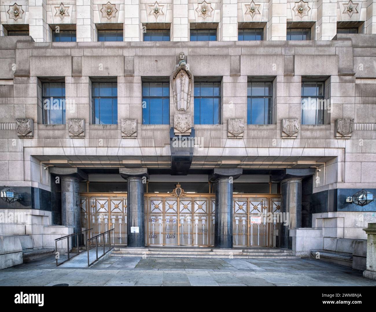 Entrée à Adelaide House, un bâtiment art déco de 1920 aux influences décoratives égyptiennes, aujourd'hui siège du cabinet d'avocats Berwin Leighton Paisner Banque D'Images