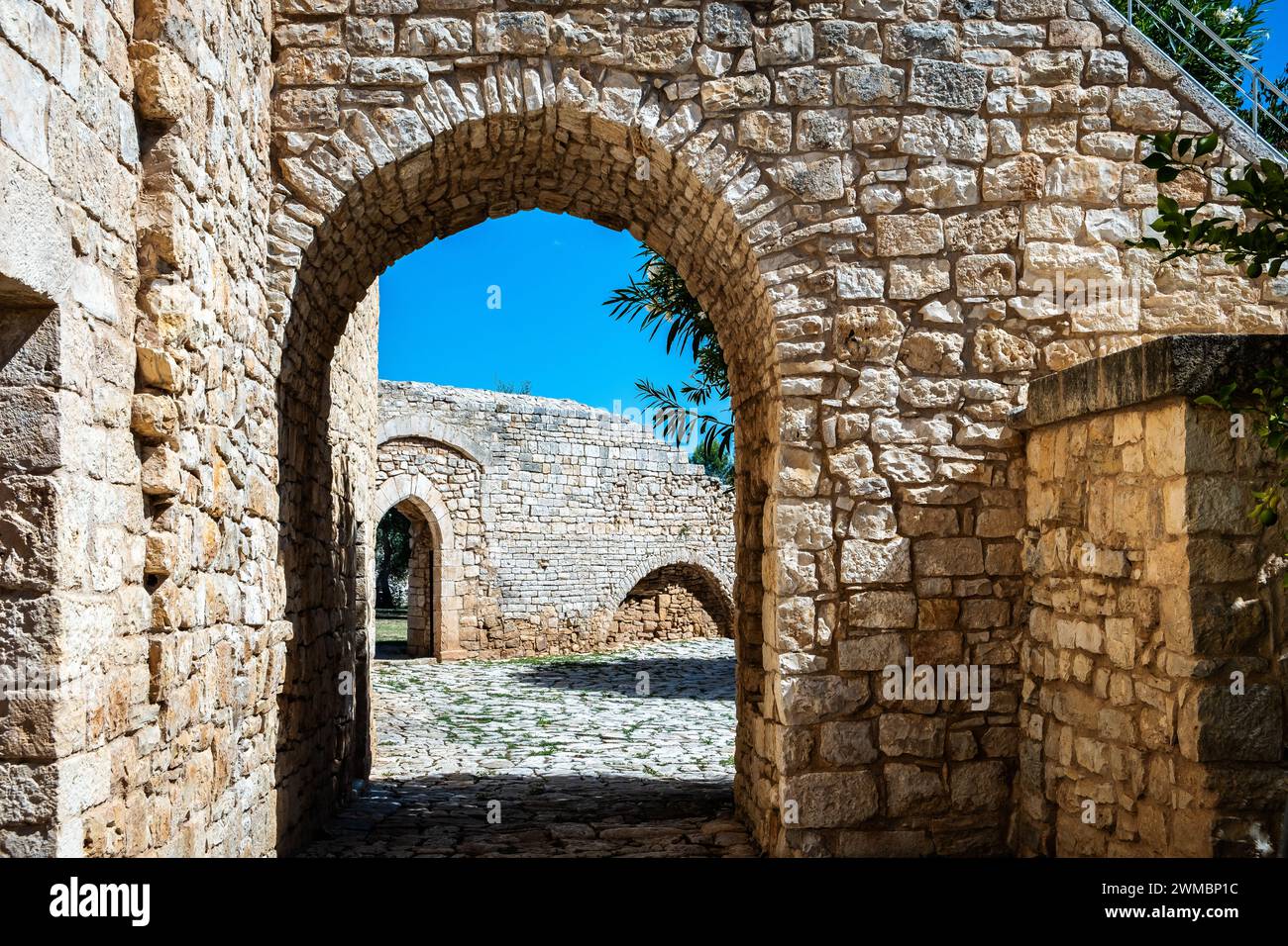 Ferme médiévale de Balsignano dans la zone archéologique de Balsignano (10ème siècle), ville de Modugno, province de Bari, région des Pouilles dans le sud de l'Italie Banque D'Images