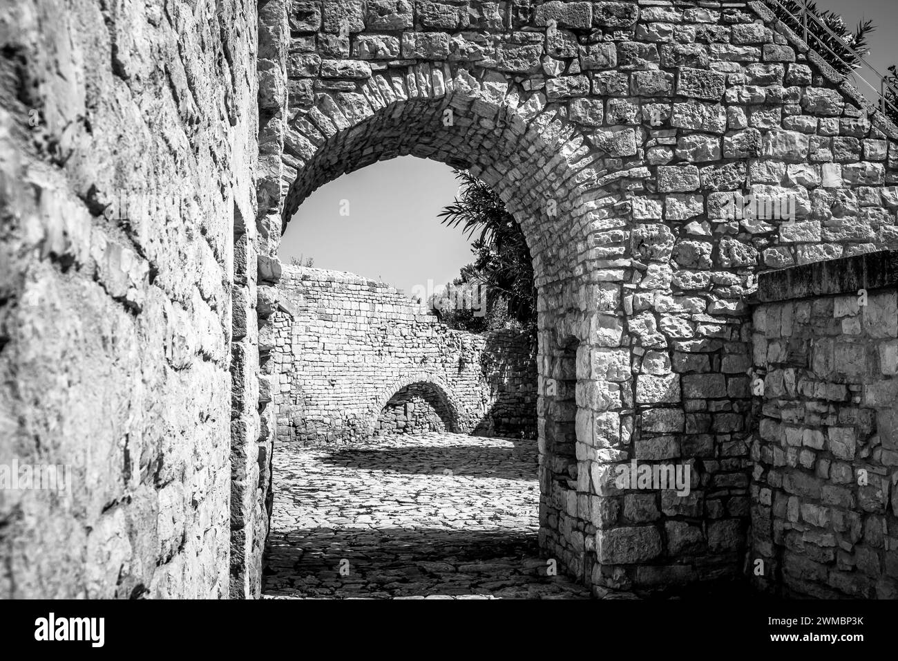 Ferme médiévale de Balsignano dans la zone archéologique de Balsignano (10ème siècle), ville de Modugno, province de Bari, région des Pouilles dans le sud de l'Italie Banque D'Images