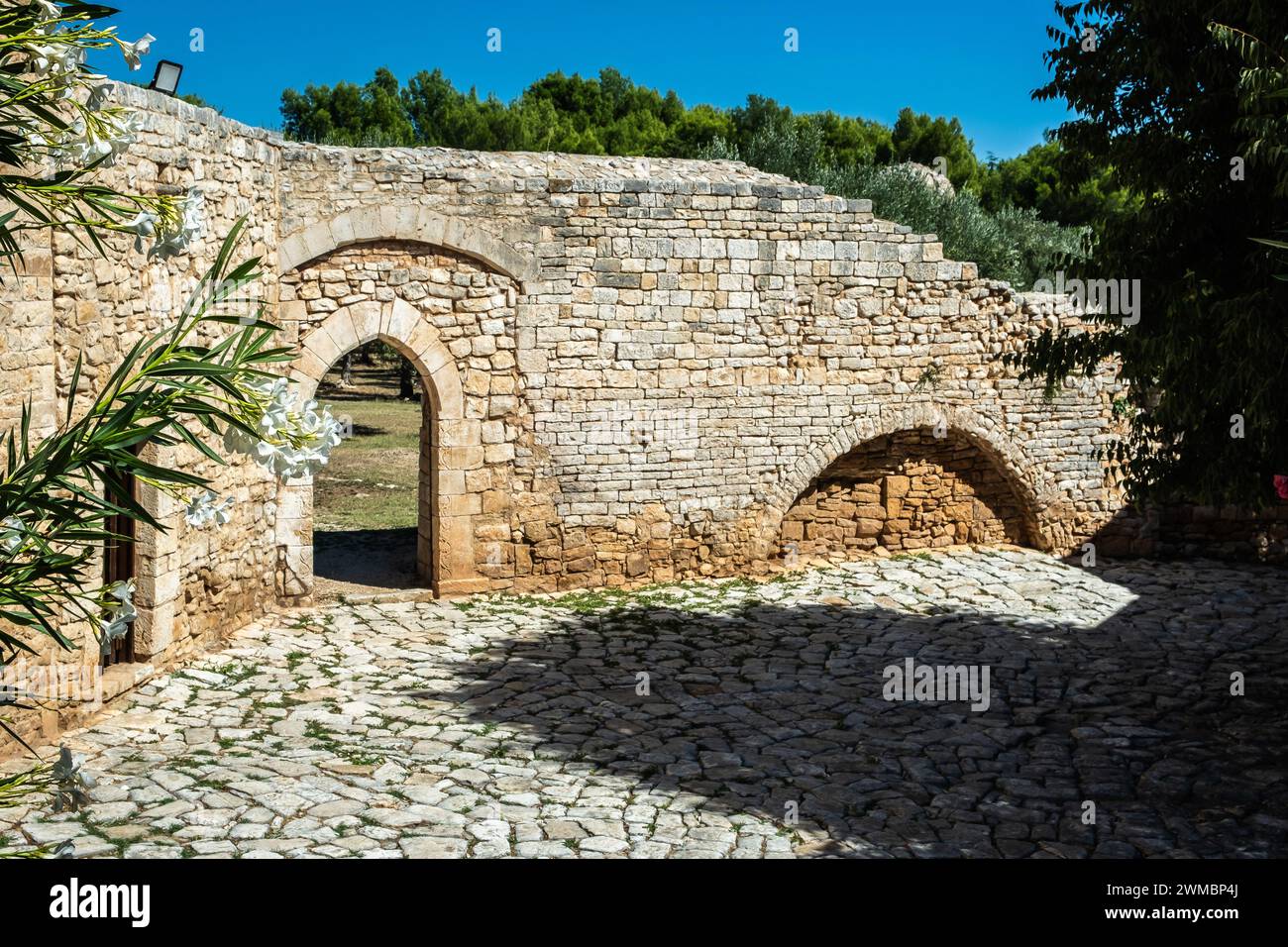 Ferme médiévale de Balsignano dans la zone archéologique de Balsignano (10ème siècle), ville de Modugno, province de Bari, région des Pouilles dans le sud de l'Italie Banque D'Images