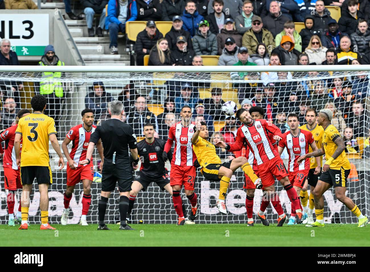 Oliver Norwood de Sheffield United dirige le ballon dégagé lors du match de premier League Wolverhampton Wanderers vs Sheffield United à Molineux, Wolverhampton, Royaume-Uni, le 25 février 2024 (photo de Cody Froggatt/News images) Banque D'Images