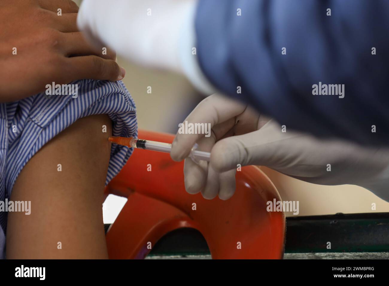 Campagne de vaccination contre la rougeole- rubéole lancée au Népal Un ambulancier paramédical népalais administre le vaccin contre la rougeole- rubéole dans une école locale de Katmandou. Le Népal a lancé le 25 février une campagne nationale de vaccination visant à vacciner environ 5,7 millions d'enfants âgés de neuf mois à 15 ans. Droit d'auteur : xSubashxShresthax Banque D'Images