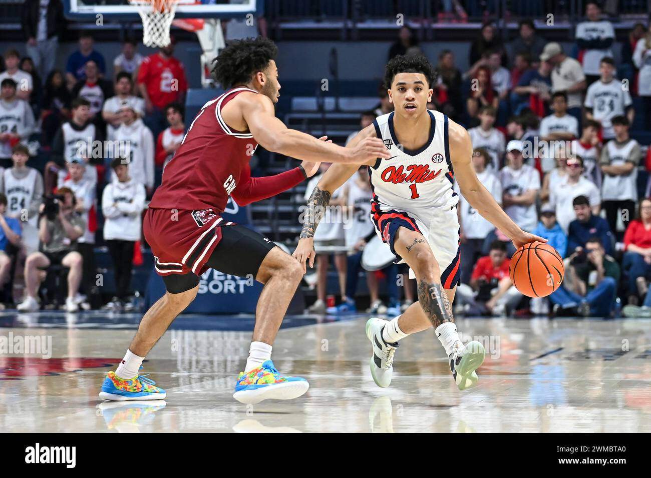 Oxford, Mississippi, États-Unis. 24 février 2024. Le garde de Caroline du Sud Jacobi Wright (1) se bat contre la défense de Caroline du Sud lors du match de basket universitaire entre les Gamecocks de Caroline du Sud et les Ole' Miss Rebels le 24 février 2024 au SJB Pavilion à Oxford, Mississippi. (Photo par : Kevin Langley/CSM). Crédit : csm/Alamy Live News Banque D'Images