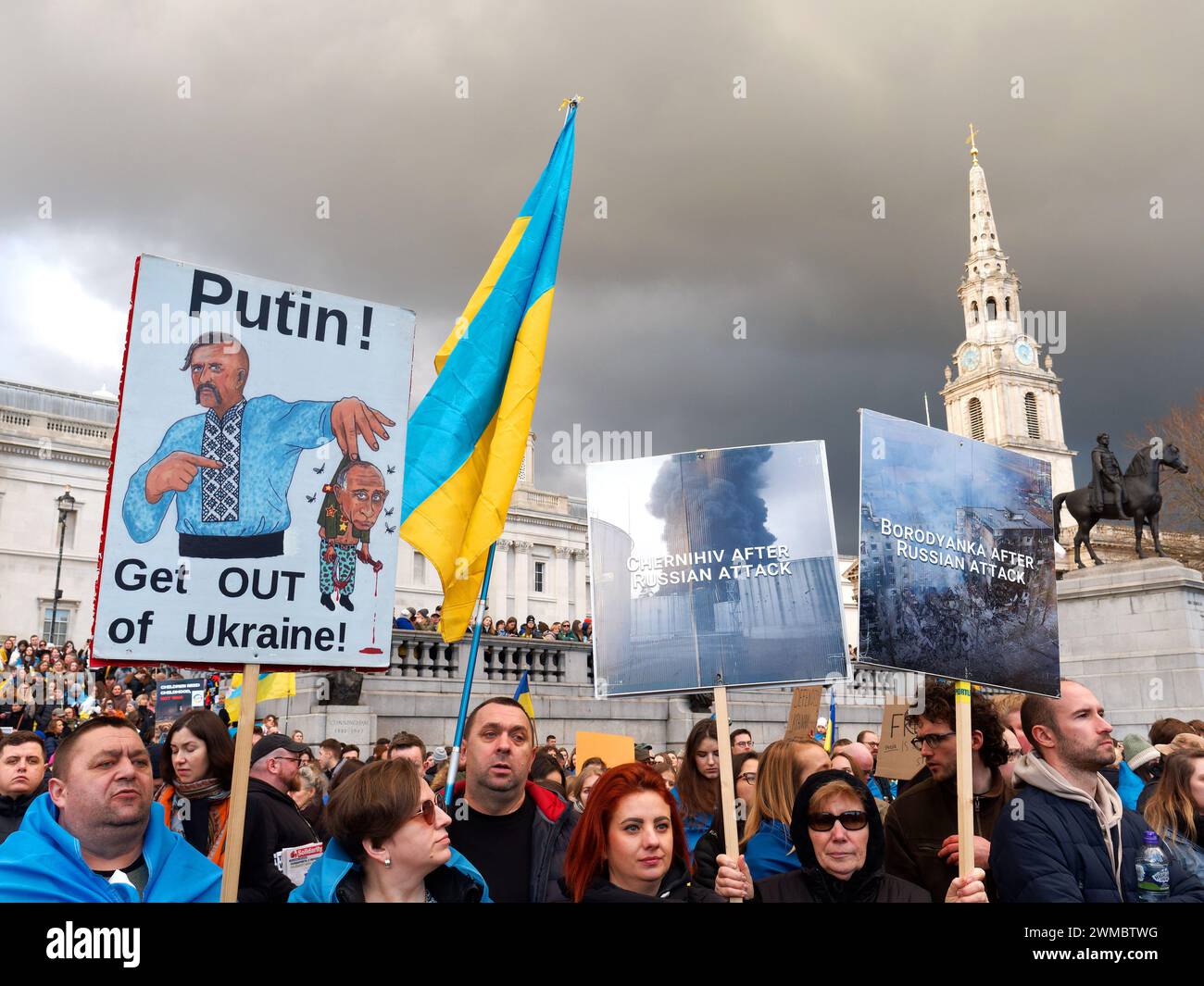 Vue des banderoles de protestation anti-Poutine à Trafalgar Square Londres le 24 février 2024, deuxième anniversaire de l'invasion russe de l'Ukraine Banque D'Images