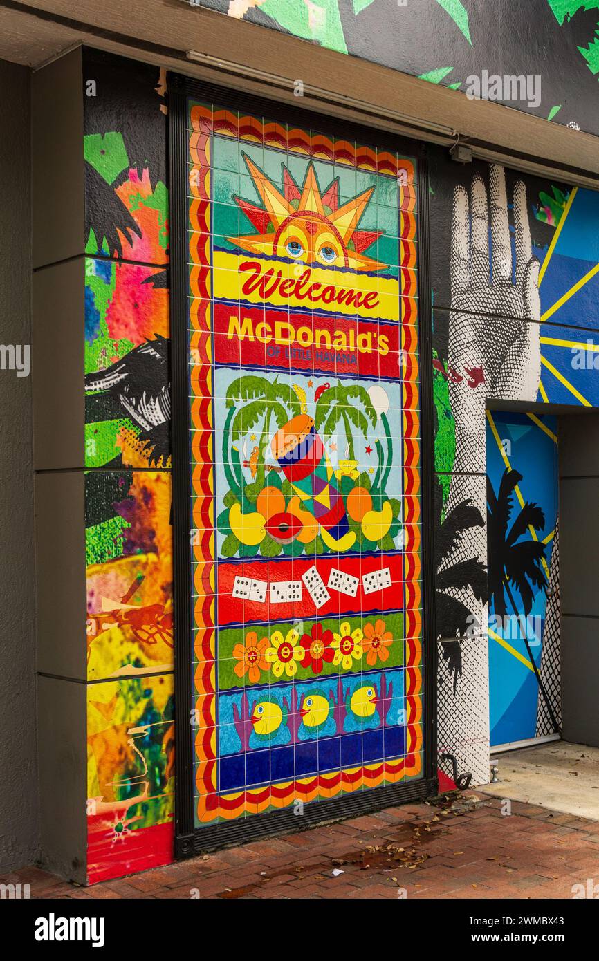 Miami, FL - US - 10 février 2024 vue de la vibrante mosaïque murale de bienvenue de McDonald's, conçue à partir d'un éventail de carreaux colorés pour les restaura de restauration rapide Banque D'Images