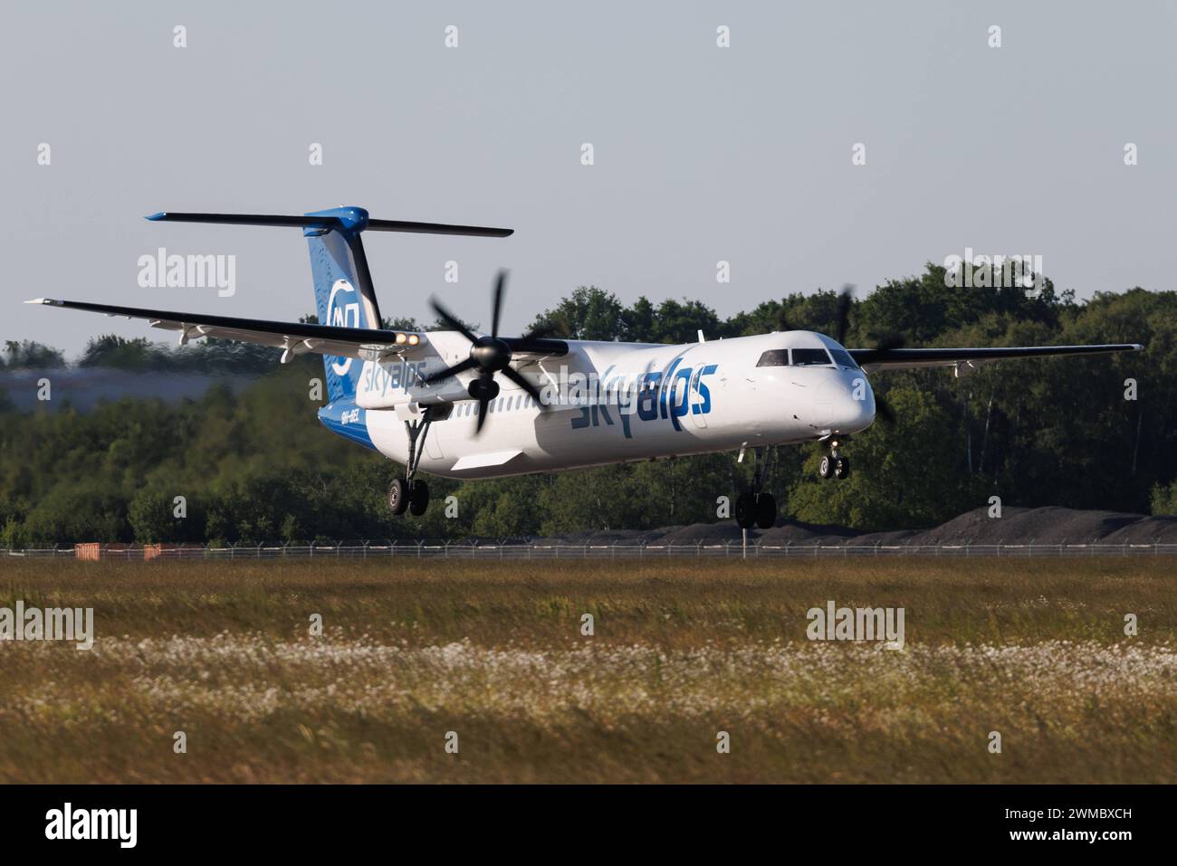 Die de Havilland Canada Dash 8-400 DH8D der Fluglinie SkyAlps mit der Registrierung 9H-bel MSN : 4230 Landet am Flughafen Hamburg Airport EDDH/HAM. Hamburg Hamburg Deutschland *** le de Havilland Canada Dash 8 400 DH8D de la compagnie aérienne SkyAlps immatriculée 9H bel MSN 4230 atterrit à Hamburg Airport EDDH HAM Hamburg Germany Banque D'Images