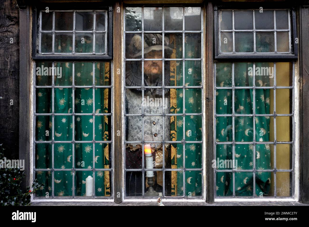 Figure effrayante dans la fenêtre de la maison Shrieves Tudor World Museum Stratford upon Avon Angleterre Royaume-Uni Banque D'Images