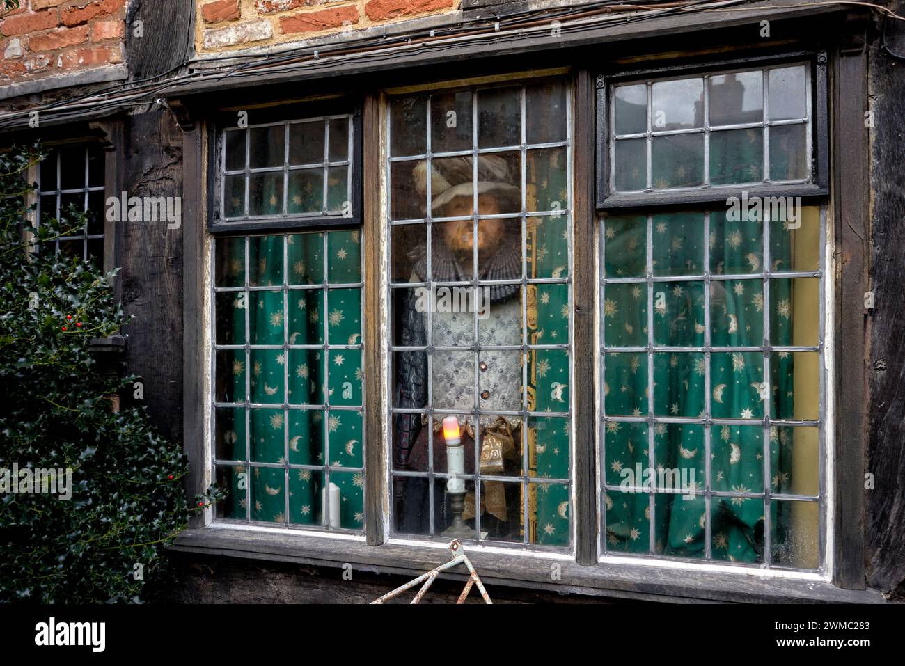 Figure effrayante dans la fenêtre de la maison Shrieves Tudor World Museum Stratford upon Avon Angleterre Royaume-Uni Banque D'Images