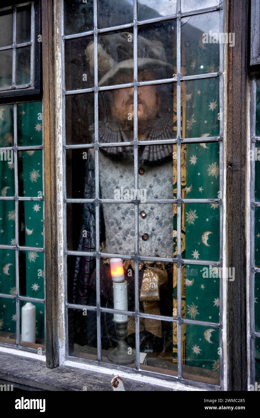 Figure effrayante dans la fenêtre de la maison Shrieves Tudor World Museum Stratford upon Avon Angleterre Royaume-Uni Banque D'Images