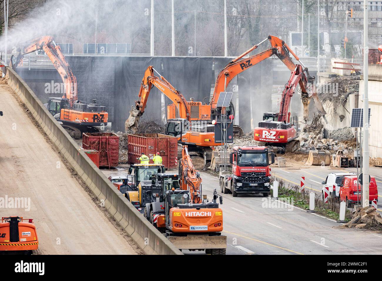 Abriss einer Autobahnbrücke über die A565 am Endenicher EI in Bonn, 25.2.2024 in Bonn wird seit diesem Wochenende der erste Teil der Autobahnbrücke am SO genannten Endenicher EI über die A565 in Bonn-Endenich abgerissen. Mehrere Bagger sind im Einsatz. Interessierte Zuschauer bestaunen das laute Spektaktel. Bonn Endenicher EI NRW Deutschland *** démolition d'un pont routier sur l'A565 à Endenicher EI à Bonn, 25 2 2024 à Bonn, la première partie du pont routier de la soi-disant Endenicher EI sur l'A565 à Bonn Endenich a été démolie depuis ce week-end plusieurs excavatrices sont un Banque D'Images