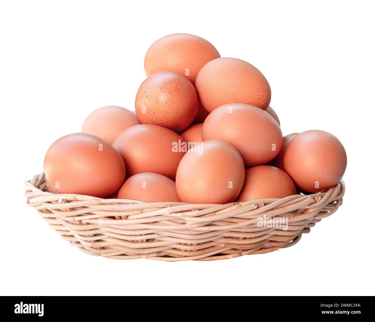 Vue de face des œufs de poule frais dans le panier en bambou tissé est isolé sur fond blanc avec chemin de découpage. Banque D'Images