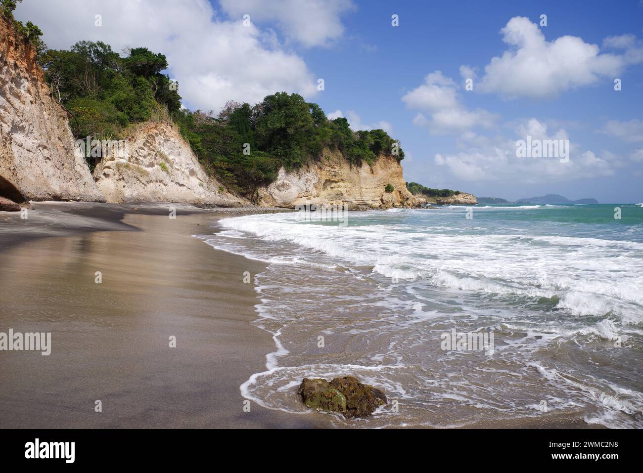 Belle plage accidentée de Balenbouche - le sable est noir en raison des particules de basalte de l'activité volcanique passée dans la région (Sainte-Lucie, Antilles) Banque D'Images