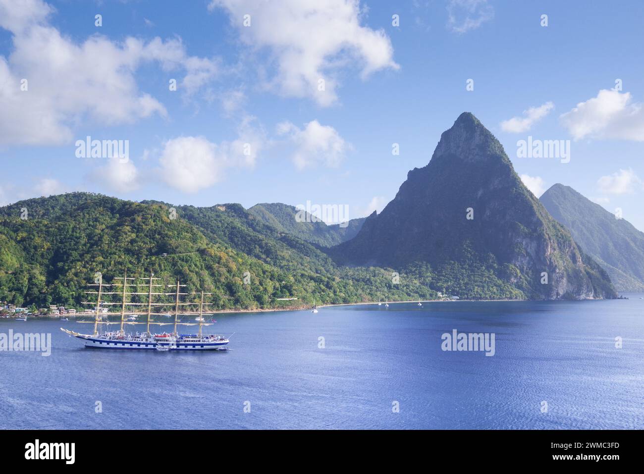 Les emblématiques Pitons de Sainte-Lucie, avec un voilier traversant la Soufrière au premier plan (Sainte-Lucie, Antilles) Banque D'Images