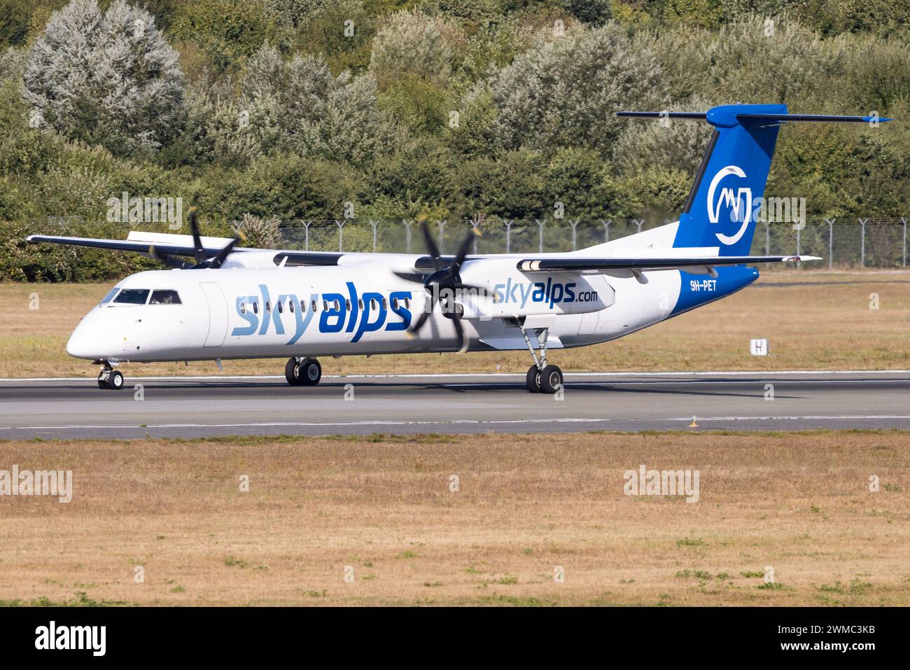 Die de Havilland Canada Dash 8-400 DH8D der Fluglinie SkyAlps mit der Registrierung 9H-PET MSN : 4104 Landet am Flughafen Hamburg Airport EDDH/HAM. Hamburg Hamburg Deutschland *** le de Havilland Canada Dash 8 400 DH8D de la compagnie aérienne SkyAlps immatriculée 9H PET MSN 4104 atterrit à Hamburg Airport EDDH HAM Hamburg Hamburg Germany Banque D'Images