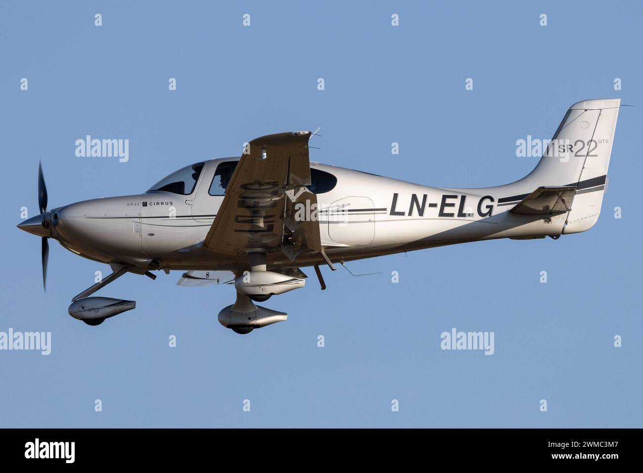 Die Cirrus SR22 SR22 mit der Registrierung LN-ELG MSN : 3742 Landet am Flughafen Hamburg Airport EDDH/HAM. Hambourg Hambourg Deutschland *** le Cirrus SR22 SR22 immatriculé LN ELG MSN 3742 atterrit à l'aéroport de Hambourg EDDH HAM Hambourg Allemagne Banque D'Images