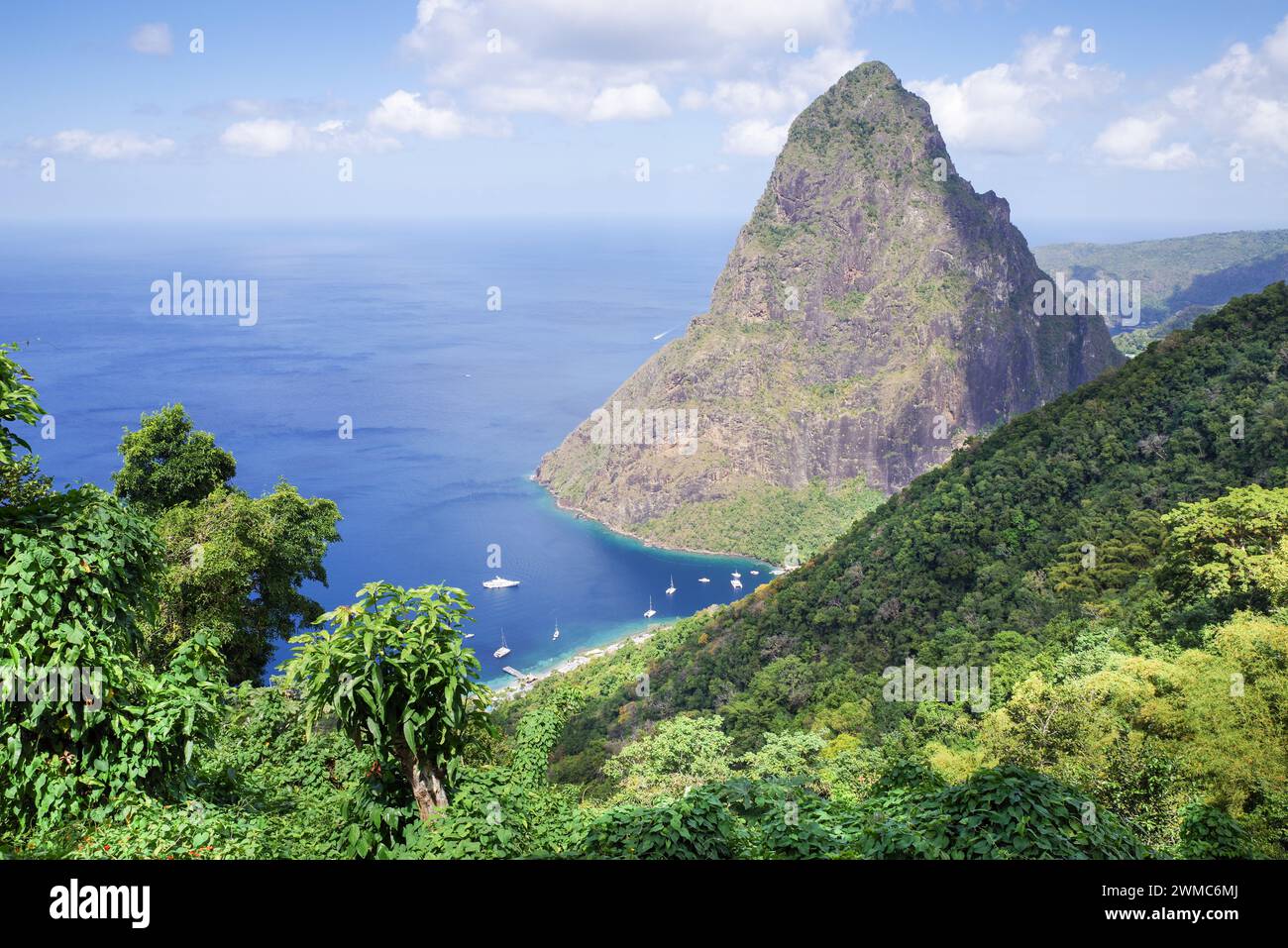Vue sur l'emblématique petit Piton depuis le point de vue du sentier naturel Tet Paul - Sainte-Lucie, Antilles Banque D'Images