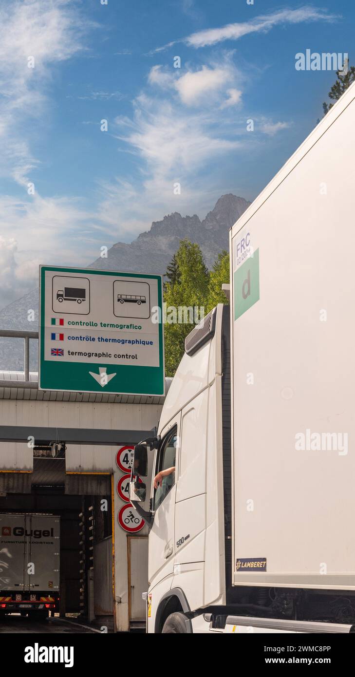 Avant d'entrer dans le tunnel du Mont Blanc, les camions doivent passer le contrôle thermographique, pour détecter toute surchauffe des pièces mécaniques, Courmayeur Banque D'Images
