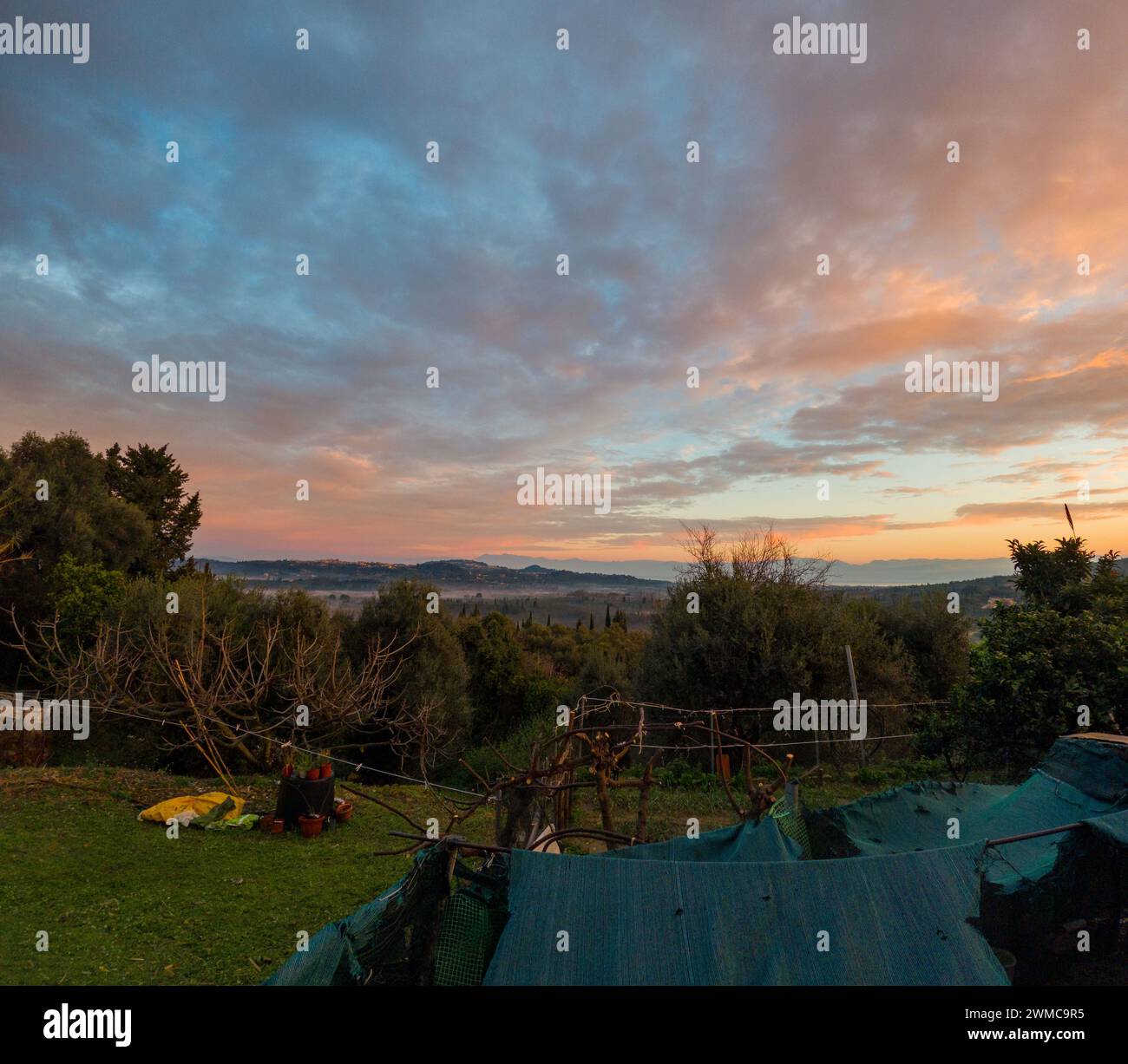 Épique dramatique , lever de soleil sur le ciel de tempête avec des nuages sombres, Banque D'Images