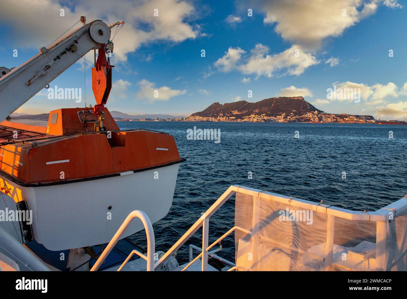 Traversée du Détroit de Gibraltar, du Maroc à l'Espagne, dans l'arrière-plan Rocher de Gibraltar, l'Afrique, l'Europe Banque D'Images