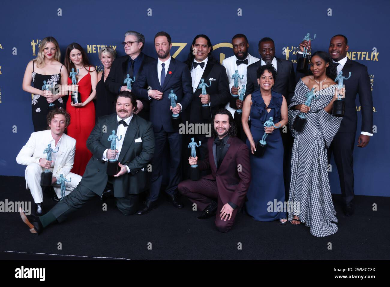 LOS ANGELES, CALIFORNIE - 24 FÉVRIER : (G-d) Abby Elliott, Jeremy Allen White, Molly Gordon, Jeanie Bacharach, Matty Matheson, Oliver Platt, Ebon Moss-Bachrach, Richard Esteras, Jose M. Cervantes, Corey Hendrix, Edwin Lee Gibson, Liza Colón-Zayas, Ayo Edebiri et l-Boy, lauréats du prix performance exceptionnelle d'un ensemble dans une série comique pour 'The Bear' pose dans la salle de presse lors de la 30e cérémonie annuelle Screen Actors Guild Awards au Shrine Auditorium and Expo Hall le 24 février, 2024 à Los Angeles, Californie. Photo : Crash/imageSPACE Banque D'Images