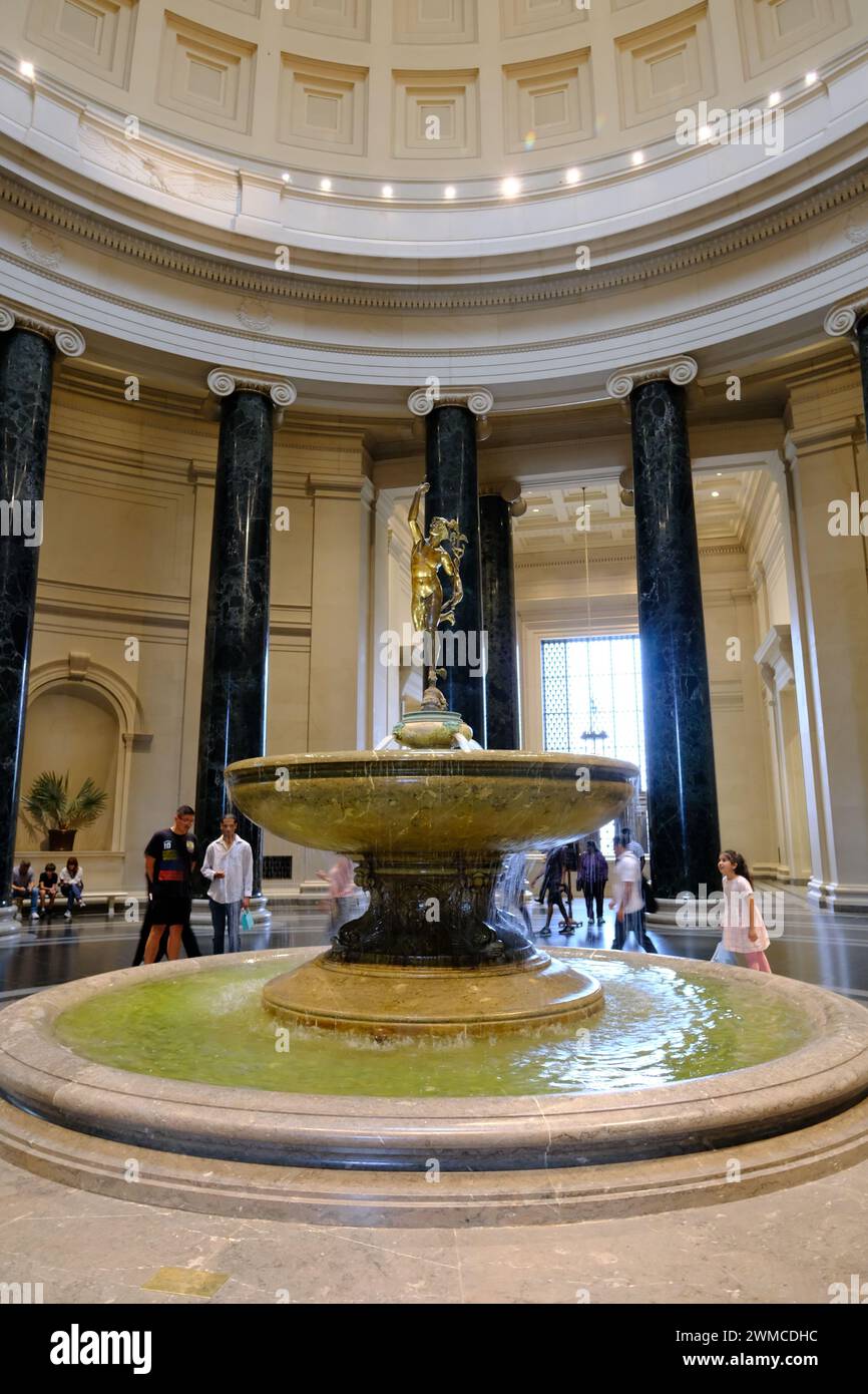 La statue de Mercure de l'artiste flamand Giovanni Bologna dans la fontaine de Rotunda dans le bâtiment ouest de la National Gallery of Art à Washington, DC.USA Banque D'Images