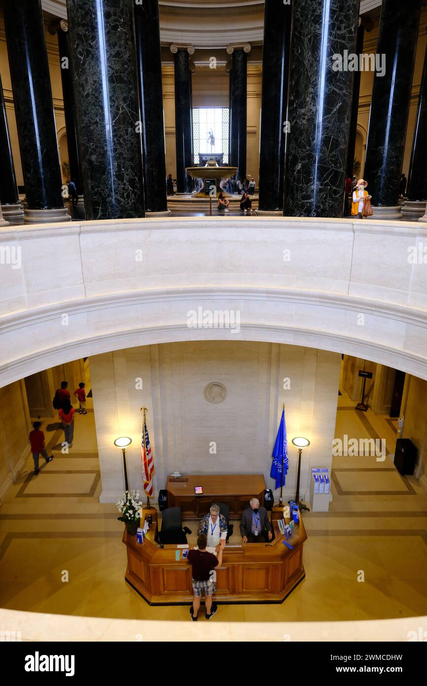 Réception avec la rotonde et l'escalier supérieur Mercury Fountain dans le West Building de la National Gallery of Art.Washington DC.USA Banque D'Images