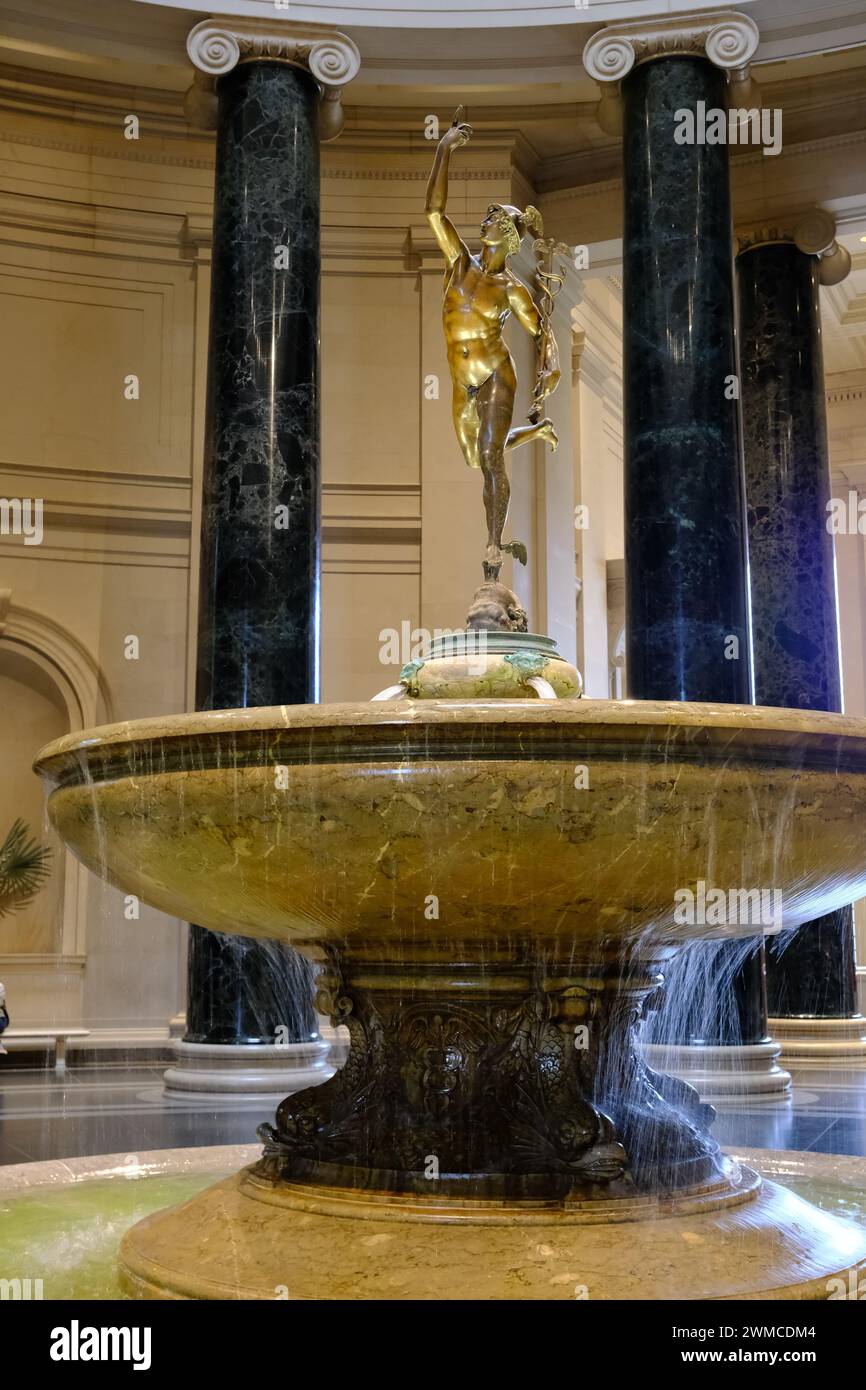 La statue de Mercure de l'artiste flamand Giovanni Bologna dans la fontaine de Rotunda dans le bâtiment ouest de la National Gallery of Art à Washington, DC.USA Banque D'Images
