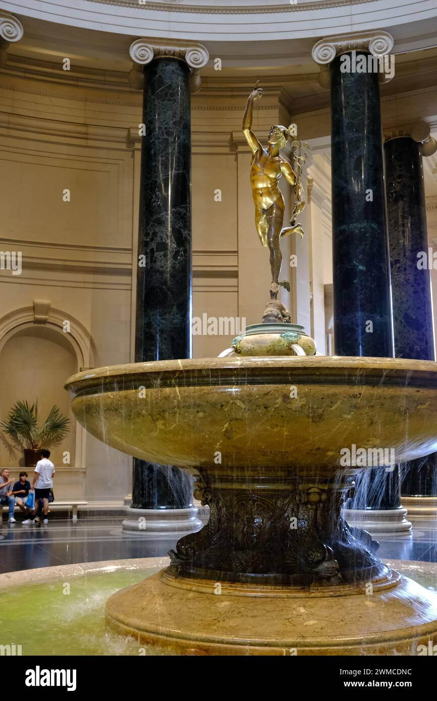 La statue de Mercure de l'artiste flamand Giovanni Bologna dans la fontaine de Rotunda dans le bâtiment ouest de la National Gallery of Art à Washington, DC.USA Banque D'Images