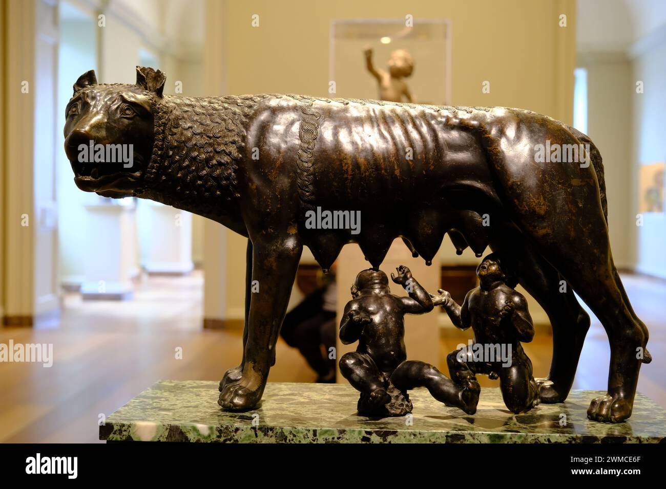 La statue en bronze de She-Wolf allaitant Romulus et Remus (fin du XVe siècle - début du XVIe siècle) peut-être par exposition romaine à la Galerie nationale d'Art. Banque D'Images