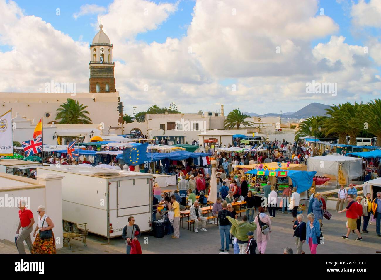 À Tenerife, aux îles Canaries, les habitants de la ville de Teguise célèbrent dans le centre-ville avec des spectacles de chants et de danses traditionnels. Banque D'Images