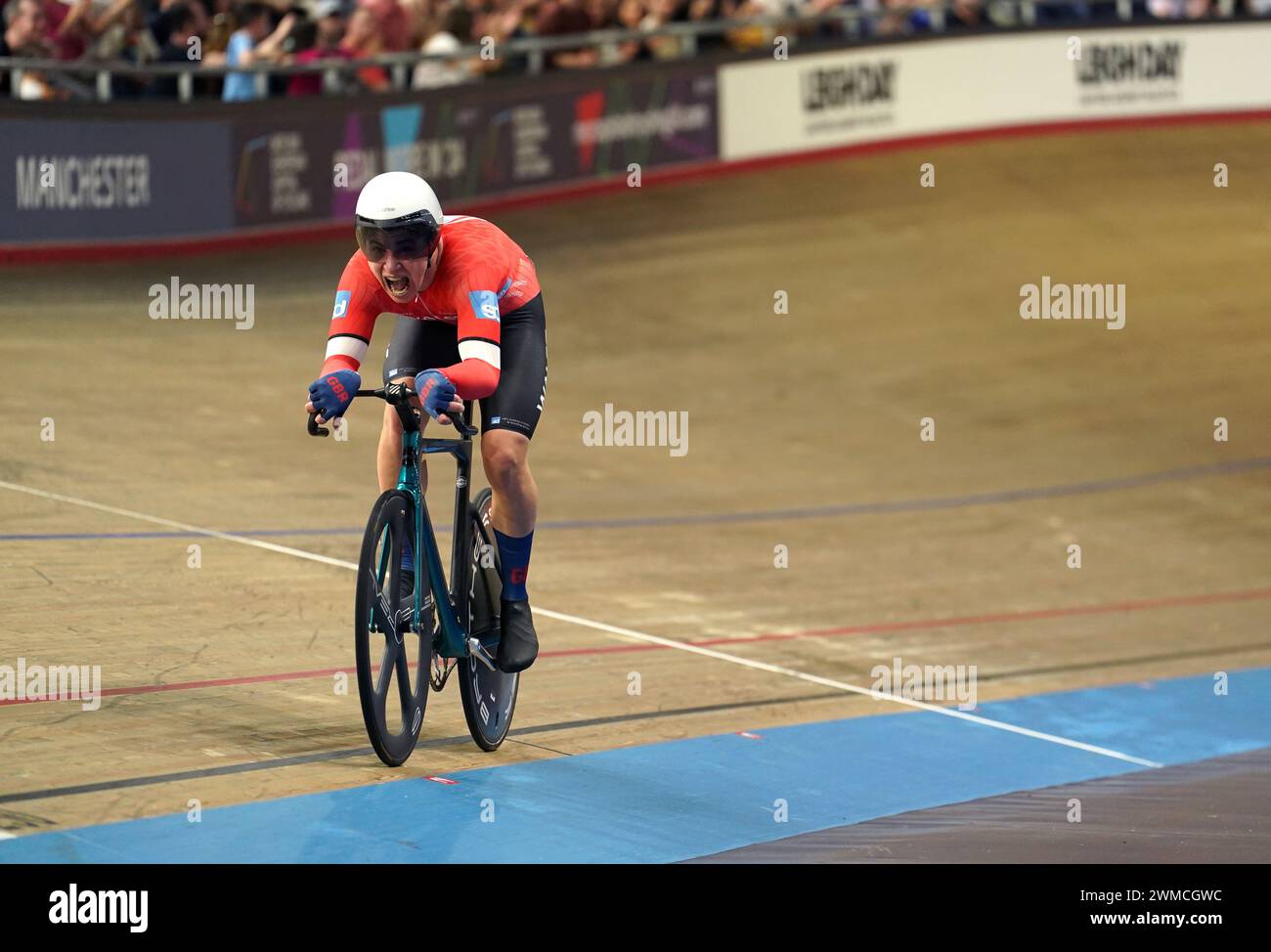 Sam Fisher remporte la finale de la course de grattage masculine lors de la troisième journée des championnats nationaux d'athlétisme, Manchester. Date de la photo : dimanche 25 février 2024. Banque D'Images