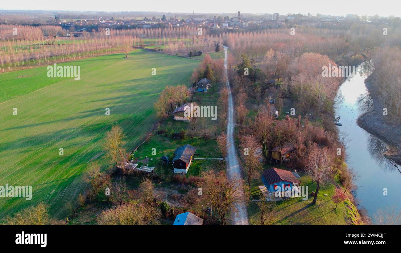 Vue aérienne des maisons le long de la rivière Tanaro, Bassignana, Alessandria, Piémont, Italie Banque D'Images