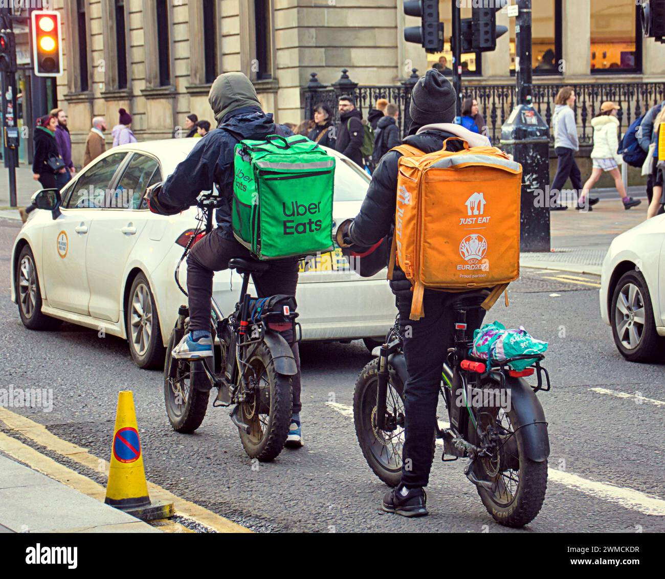 Glasgow, Écosse, Royaume-Uni. 25 février 2024. Météo Royaume-Uni : la journée chaude a vu le temps du printemps pour les habitants dans le centre de la ville. Crédit Gerard Ferry/Alamy Live News Banque D'Images