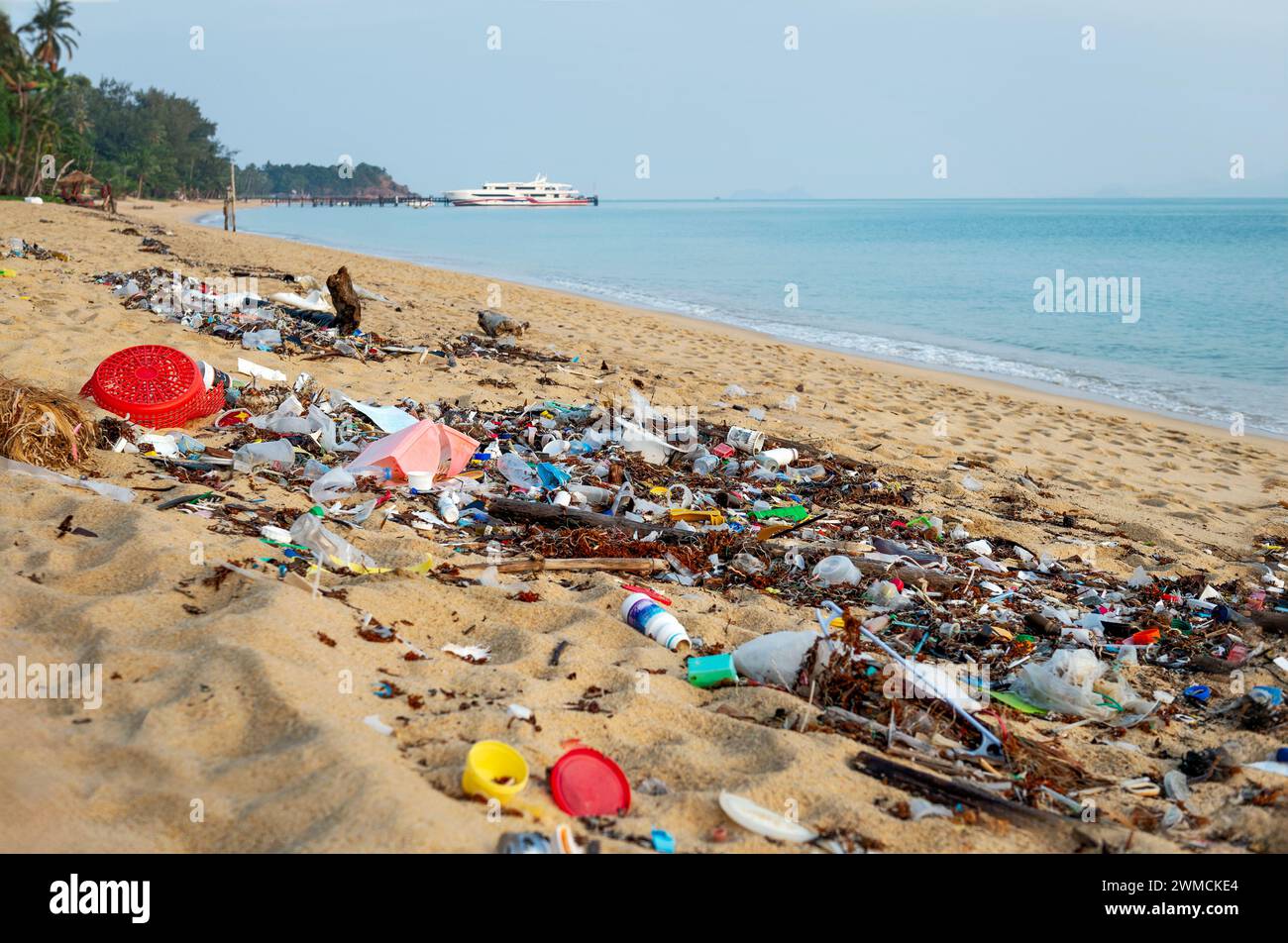 Koh Samui, Thaïlande - 18 janvier 2024 : destruction écologique à la plage Banque D'Images