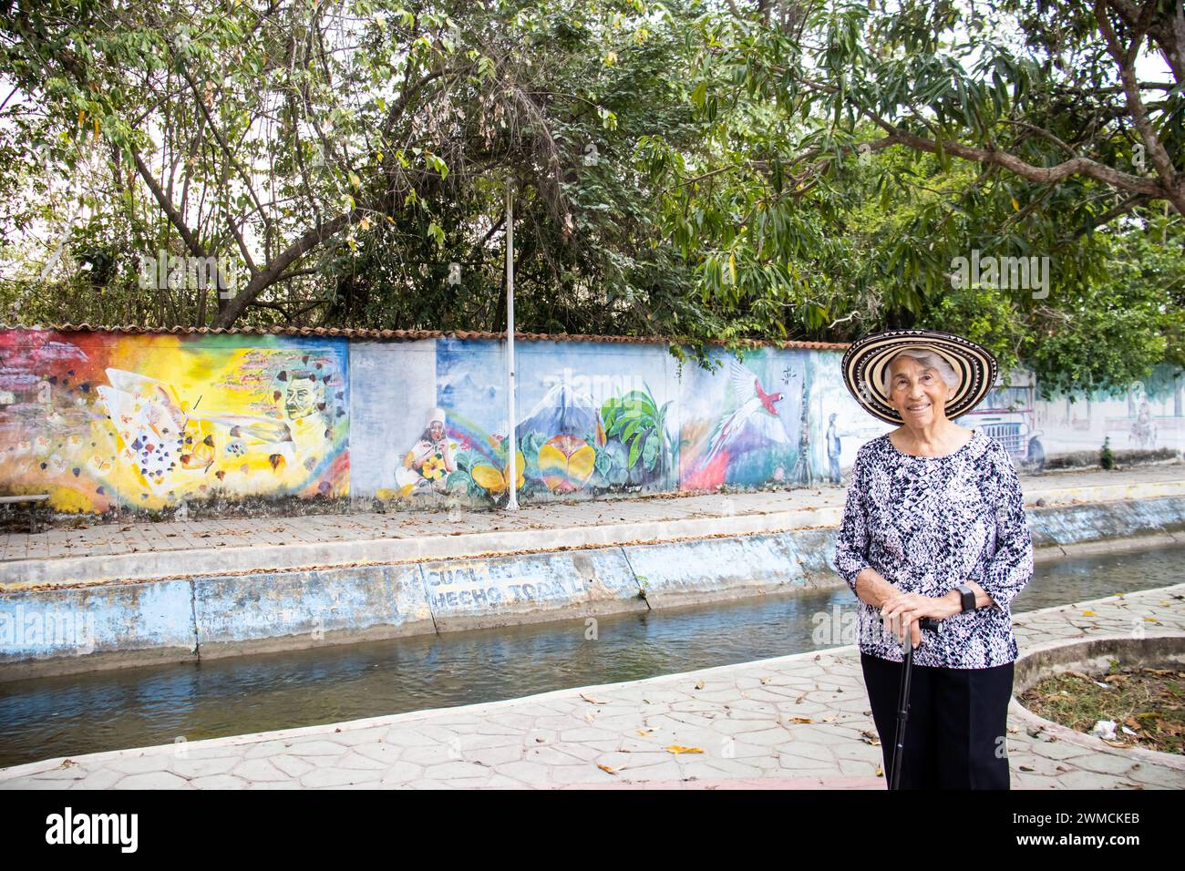 Aracataca, COLOMBIE - 2 FÉVRIER 2024 : touriste senior au parc linéaire Macondo à Aracataca, lieu de naissance du Nobel de littérature colombienne Banque D'Images