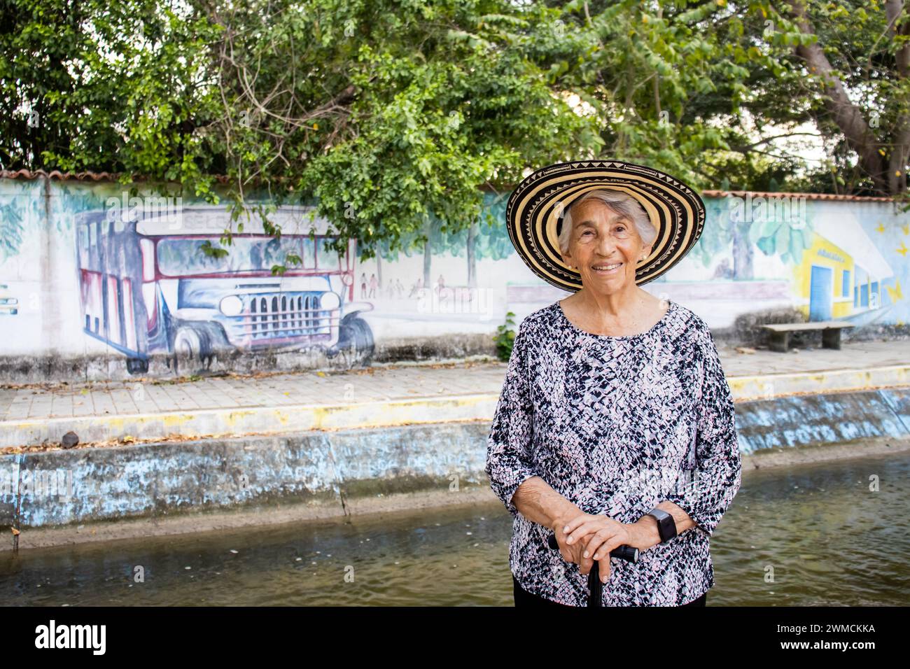 Aracataca, COLOMBIE - 2 FÉVRIER 2024 : touriste senior au parc linéaire Macondo à Aracataca, lieu de naissance du Nobel de littérature colombienne Banque D'Images