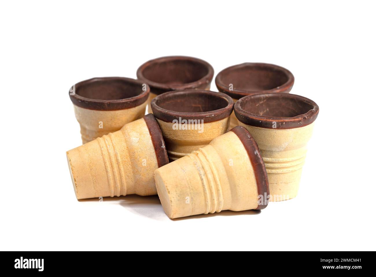 Tasses gaufrées sur fond blanc Banque D'Images