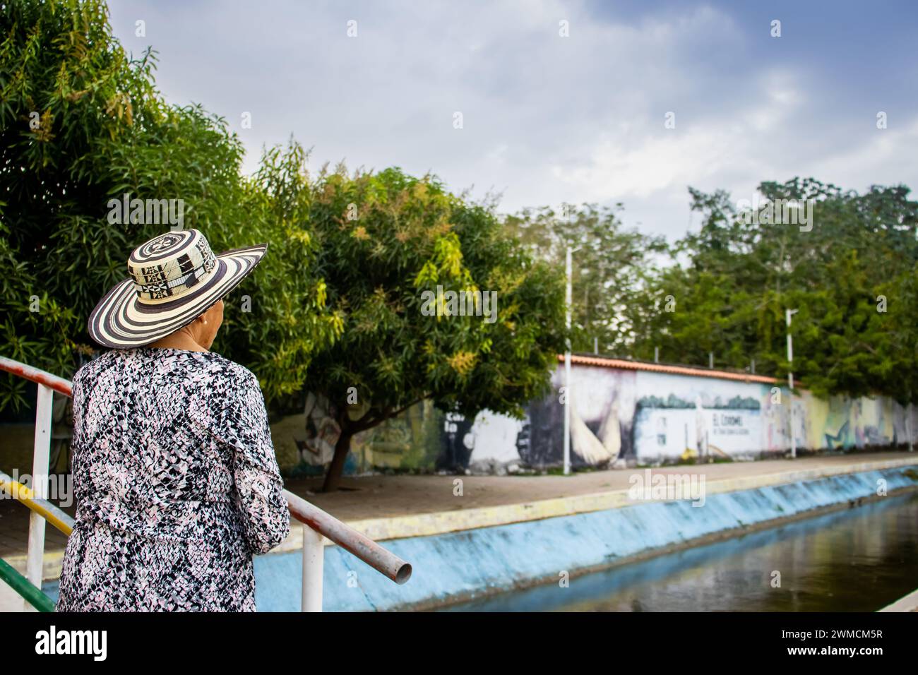 Femme touriste senior au parc linéaire Macondo à Aracataca, lieu de naissance du prix Nobel de littérature colombienne Gabriel Garcia Marquez Banque D'Images