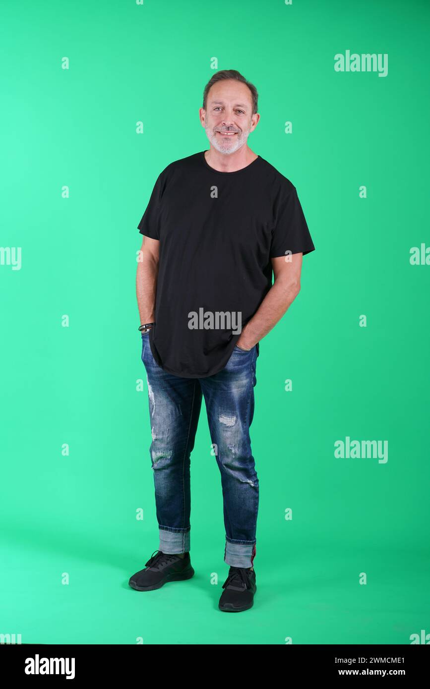 De vraies personnes, l'homme dans sa cinquantaine portant des vêtements décontractés, posant dans l'écran vert de studio, ayant une variété d'émotions et de positions du corps, le corps entier et Banque D'Images