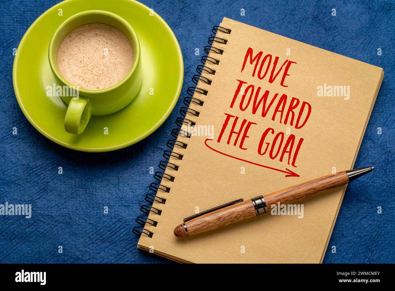 avancer vers l'objectif - rappel de motivation dans un cahier en spirale, progrès ou action concept Banque D'Images