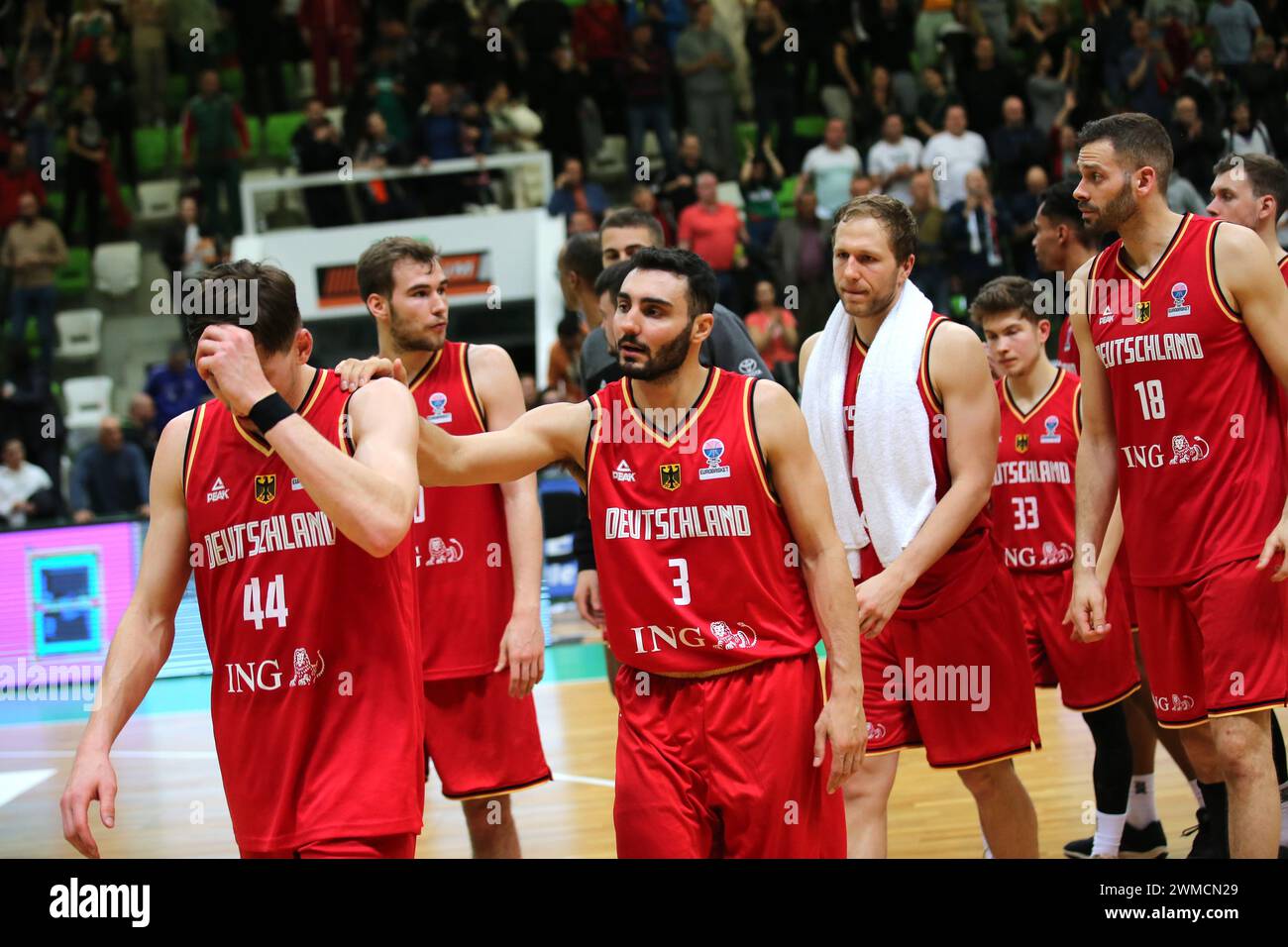 Botevgrad, Bulgarie. 25 février 2024. Basket-ball : qualification pour le Championnat d'Europe, Bulgarie - Allemagne, 4e tour, Groupe d, Journée 2 : les Allemands David Kraemer (G-d), Malte Delow, Max DiLeo, Christian Sengfelder, Bennet Hundt et Jonas Wohlfarth-Bottermann quittent le terrain déçu à la fin du match. L'équipe a perdu 62:67 (27:28). Crédit : Stickel Matthias/dpa/Alamy Live News Banque D'Images